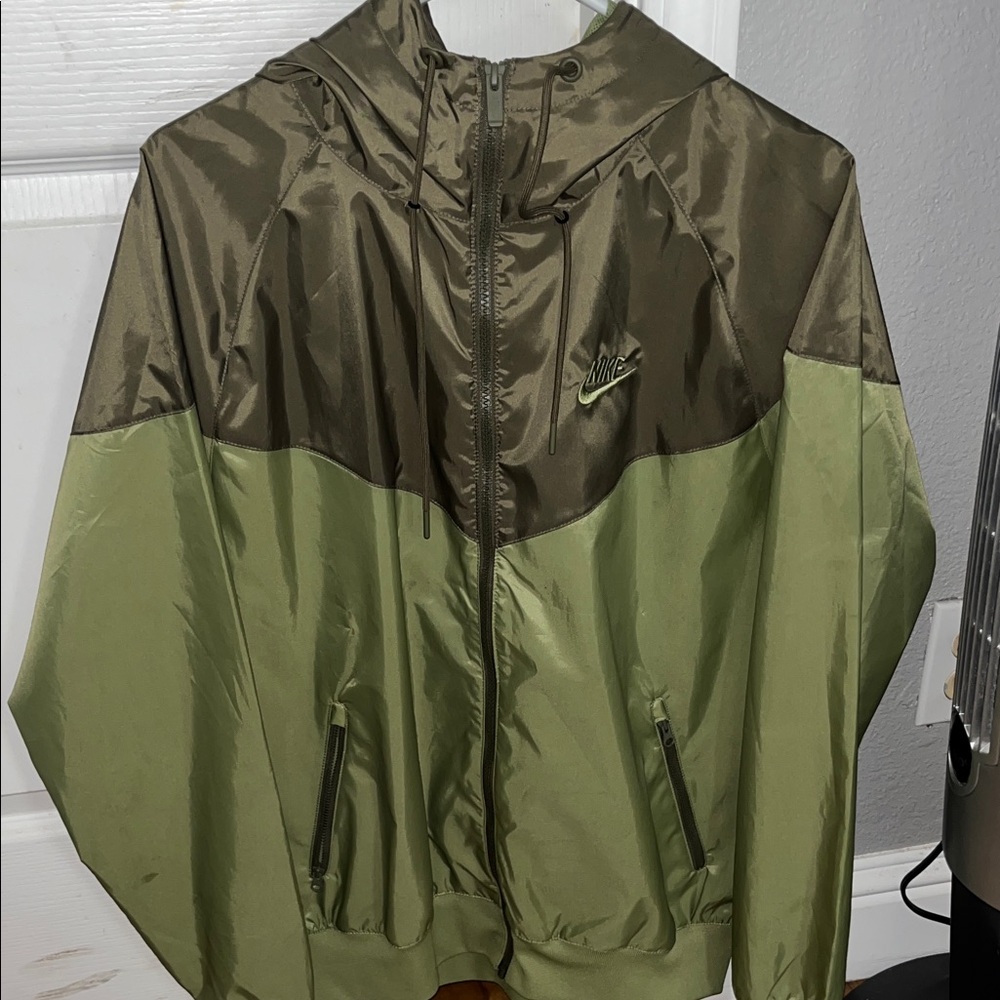 Nike Men's Two-Tone Green Windbreaker